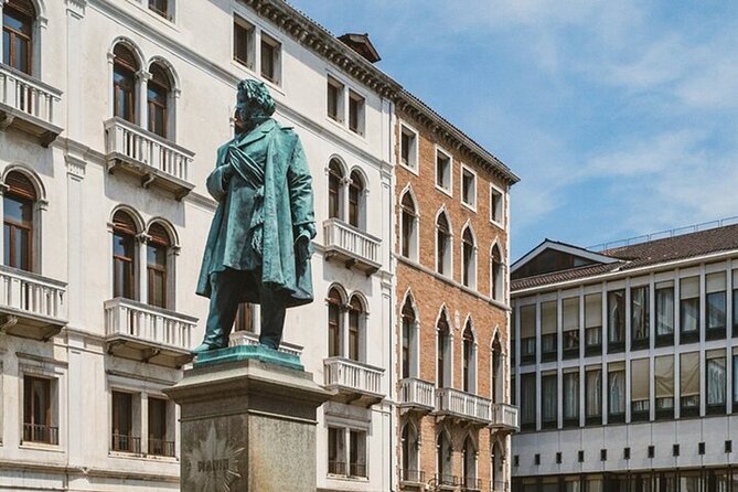 Venice Walking Tour with Gondola Ride Experience - Shared Gondola Ride Details That Affect Comfort