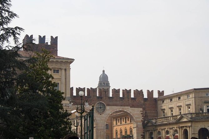 Verona City Sightseeing Walking Tour of Must-See Sites with Local Guide - Piazza dei Signori (Dante’s Square): history at human scale