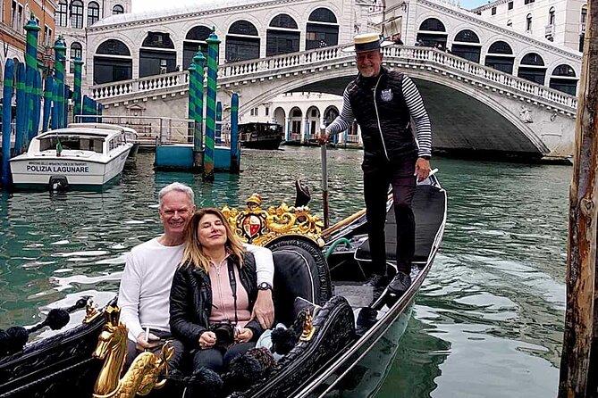 Walking Tour and Enchanting Gondola Journey in Venice - Shared group realities, what the reviews taught me to watch for